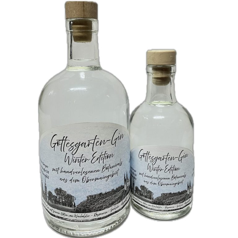 Zwei Glasflaschen mit klarer Flüssigkeit, beschriftet mit „Gottesgarten Gin“.